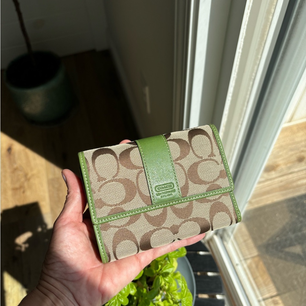 NWT Vintage Signature Wallet (Kelly Green & Khaki)